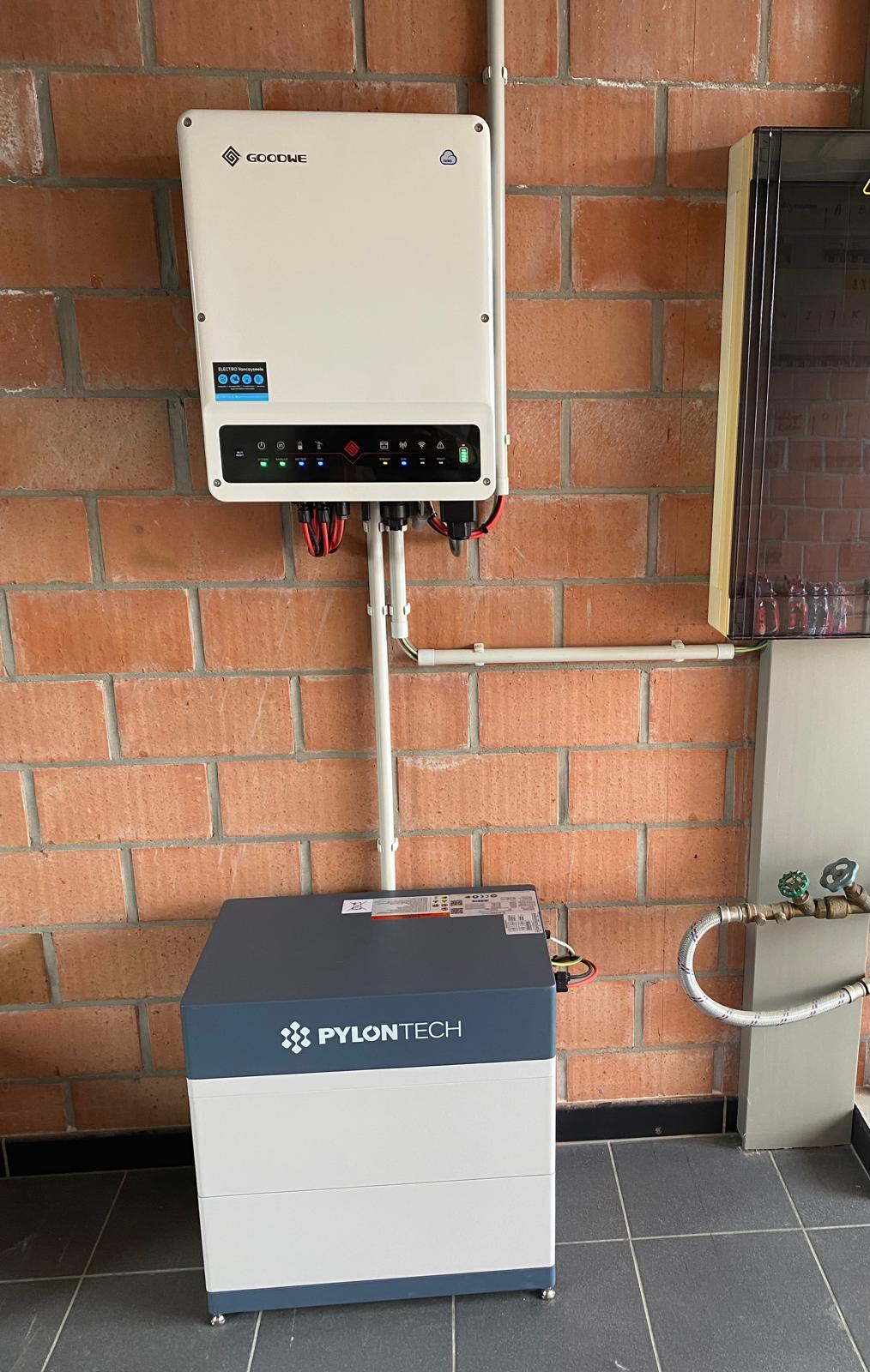 Goodwe omvormer met Pylontech thuisbatterij tegen bakstenen muur
