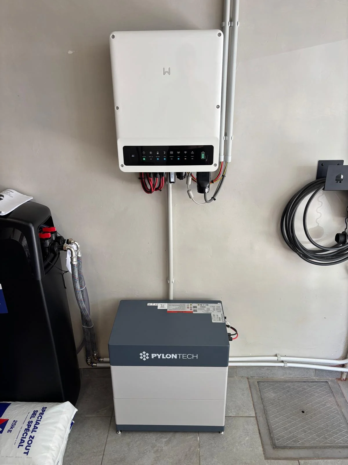 Pylontech thuisbatterij met omvormer in technische ruimte