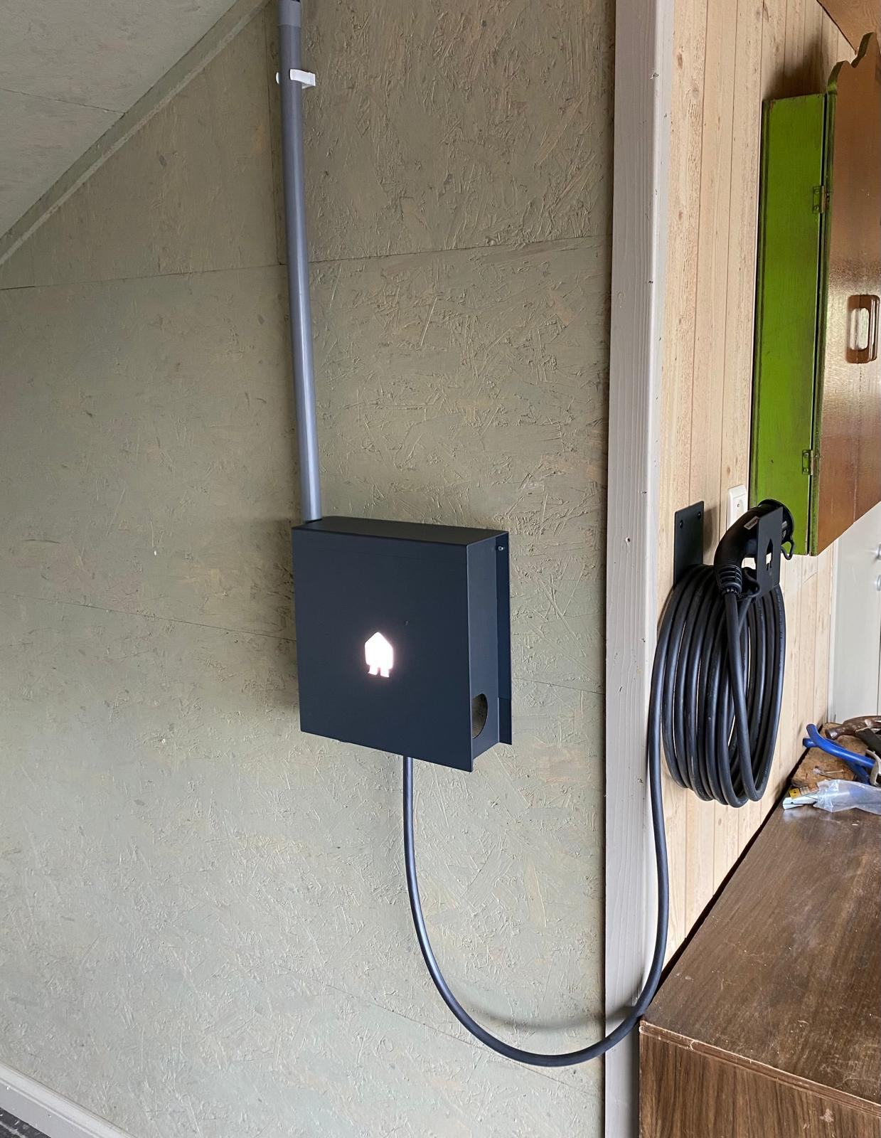 Laadpaal geïnstalleerd in garage met laadkabel