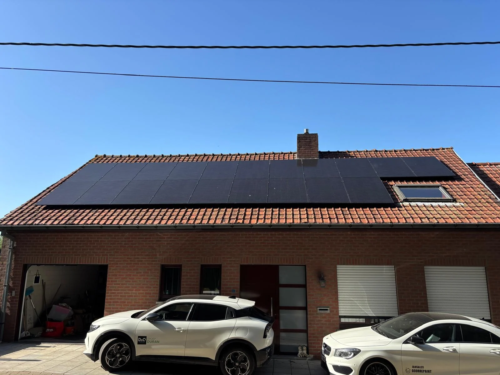 Zwarte zonnepanelen op pannendak van woning